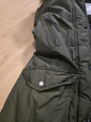 Chaqueta parka Bershka verde con capucha