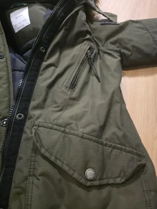 Chaqueta parka Bershka verde con capucha