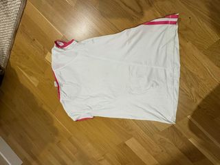 Camiseta blanca y rosa