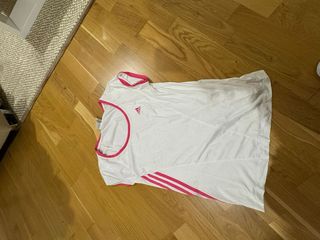 Camiseta blanca y rosa