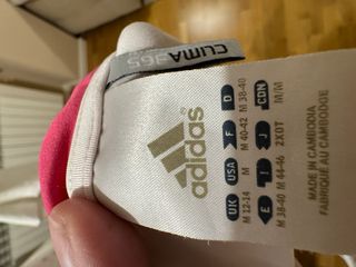 Camiseta blanca y rosa