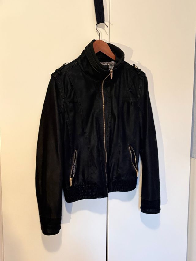 Elegante cazadora negra