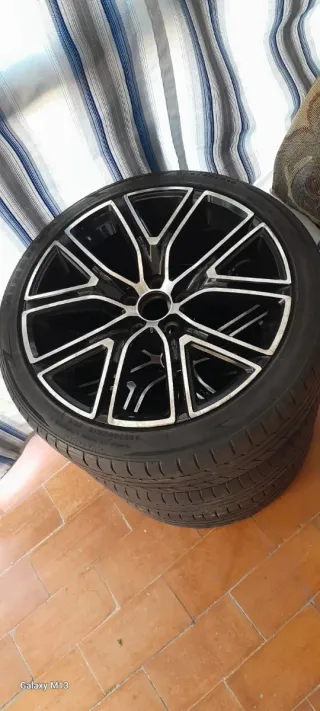 4 Ruedas 225/40ZR18 con Cubiertas