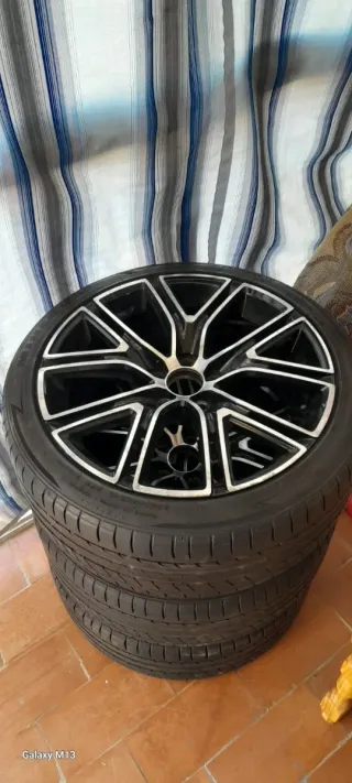 4 Ruedas 225/40ZR18 con Cubiertas