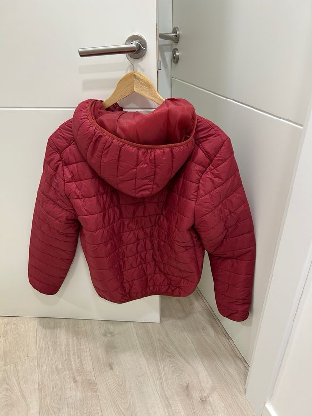 Anorak rojo y anorak azul turquesa