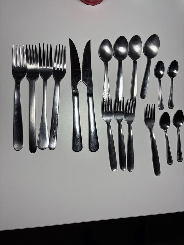 Vajilla y cubiertos variados