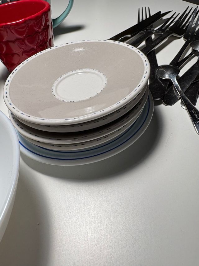 Vajilla y cubiertos variados