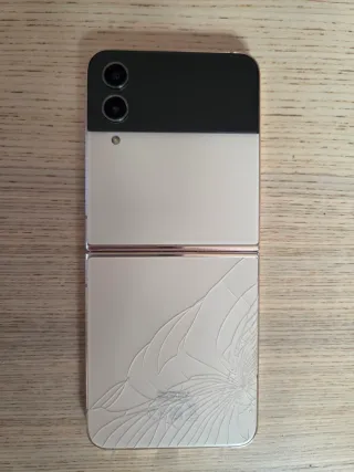 Samsung Galaxy Z Flip 4 con 10 custodie in regalo