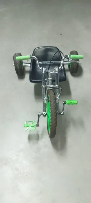 Triciclo infantil con pedales verdes