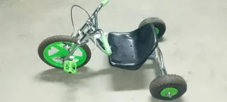 Triciclo infantil con pedales verdes