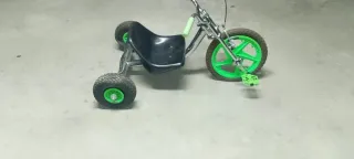 Triciclo infantil con pedales verdes