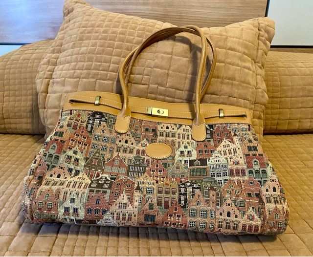 Bolso de mano con estampado de casas