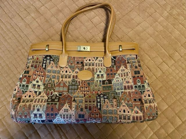 Bolso de mano con estampado de casas