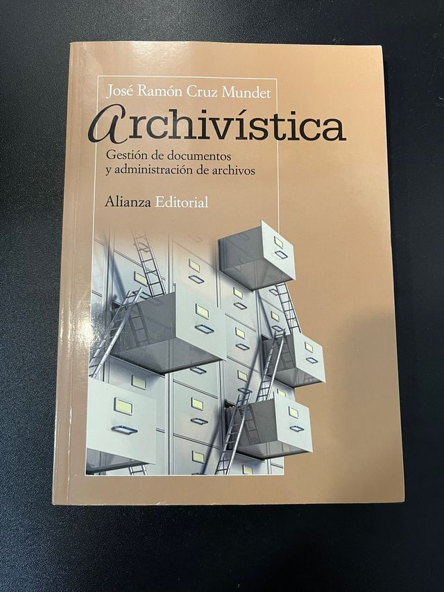 Archivística: Gestión de documentos y administr...