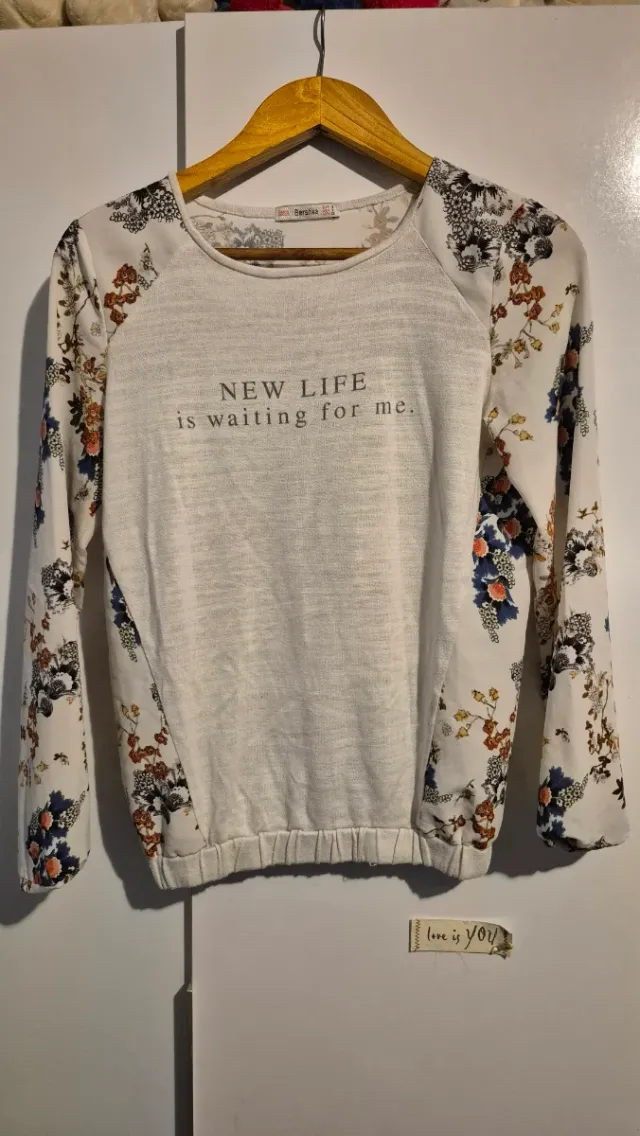 Camiseta Bershka floral manga larga Talla S