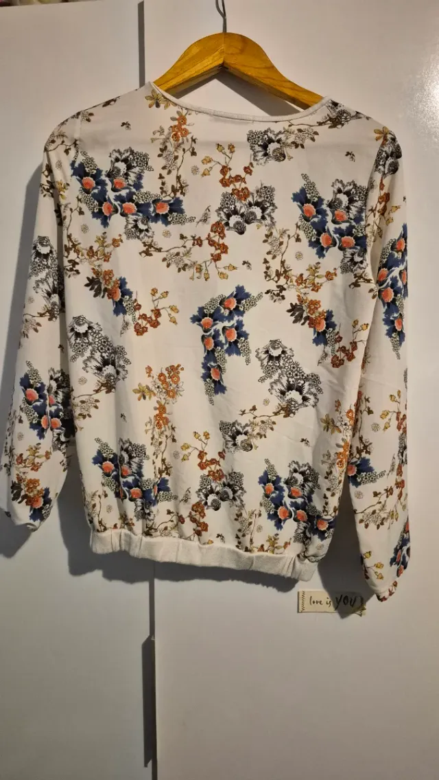 Camiseta Bershka floral manga larga Talla S