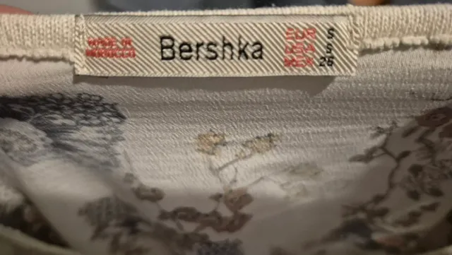 Camiseta Bershka floral manga larga Talla S