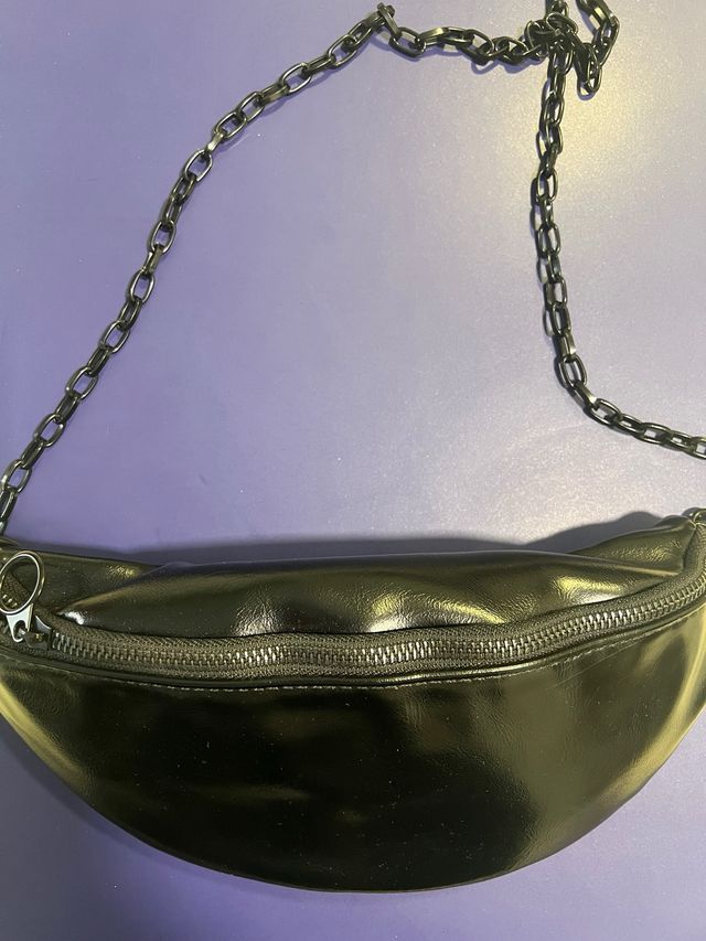 Riñonera negra con cadena