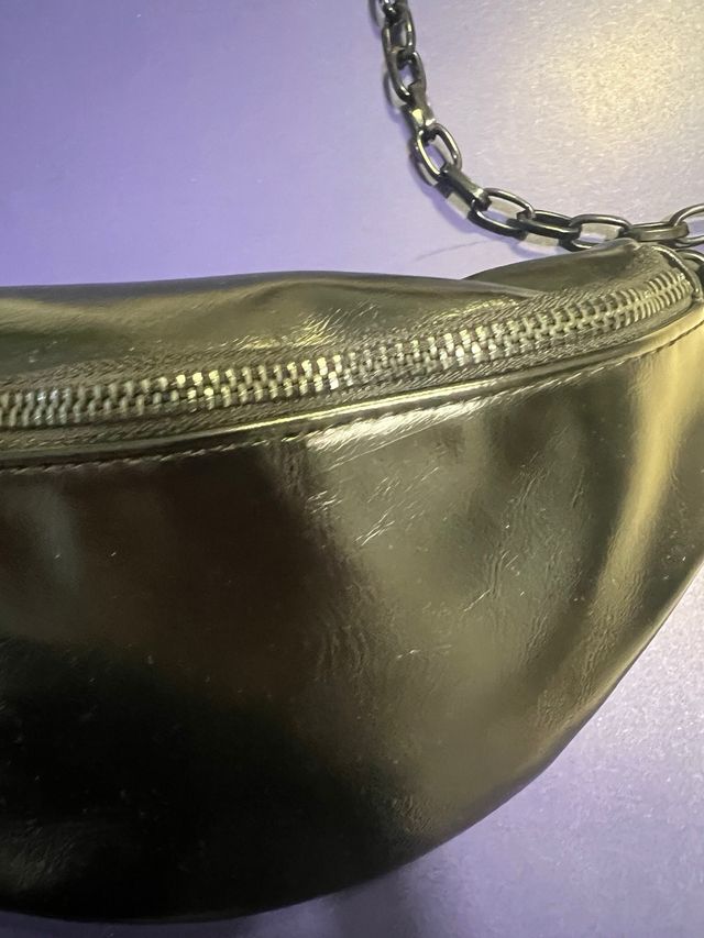 Riñonera negra con cadena