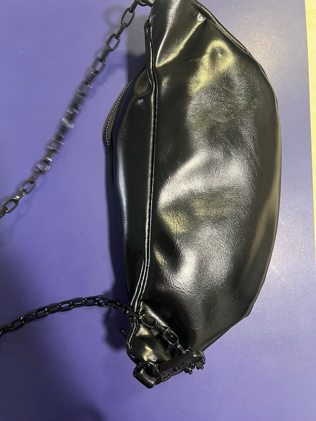 Riñonera negra con cadena