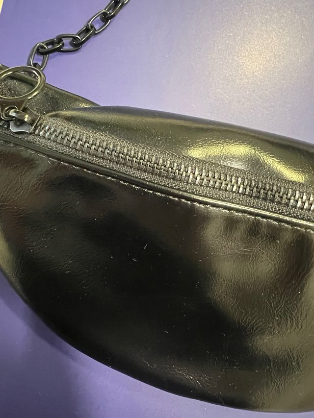Riñonera negra con cadena