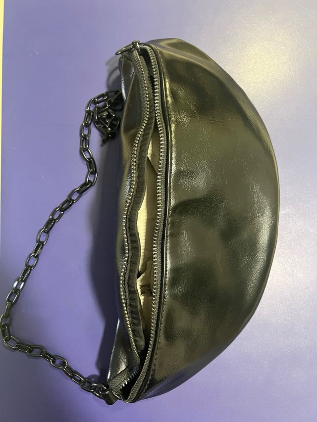 Riñonera negra con cadena