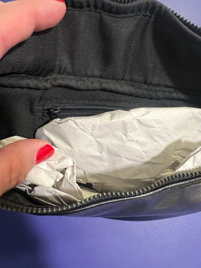 Riñonera negra con cadena