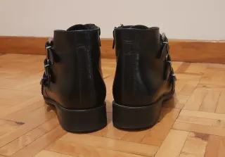 Botín negro de piel con hebillas y cremallera