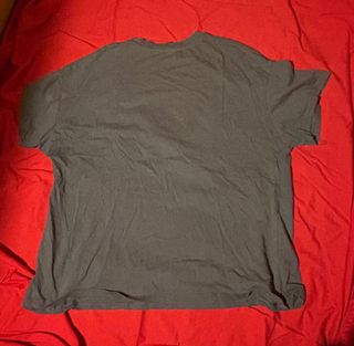 Camiseta Bershka Gris con Dibujo Esqueleto