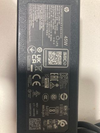 C48 - CARGADOR PORTATIL HP L25296-002. Cargador de