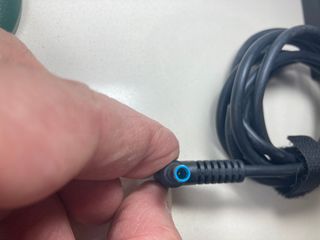 C48 - CARGADOR PORTATIL HP L25296-002. Cargador de