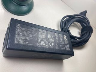 C48 - CARGADOR PORTATIL HP L25296-002. Cargador de