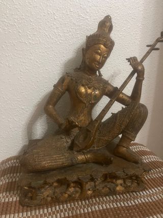 Estatua de bronce tailandés