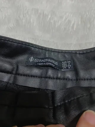 Falda de cuero Stradivarius con tablas