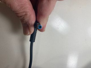 C49 - CARGADOR PORTATIL HP L25296-002.