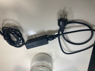 C49 - CARGADOR PORTATIL HP L25296-002.