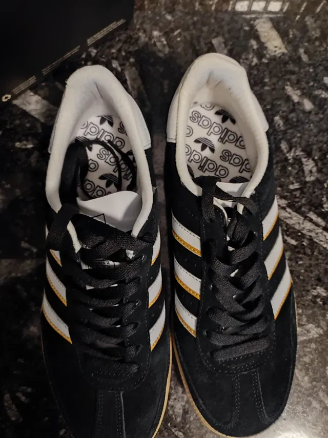 Zapatillas Hombre Negro/Oro No son de marca.