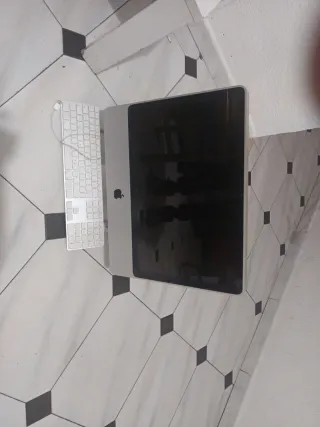 Ordenador Apple iMac y Teclado