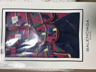 Albornoz Balenciaga Paris con Zapatillas. Talla L.