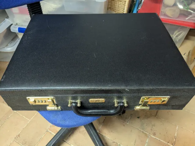 Maletín negro con combinación