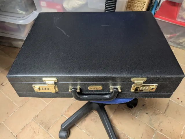 Maletín negro con combinación