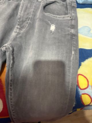 Pantalón vaquero gris desgastado
