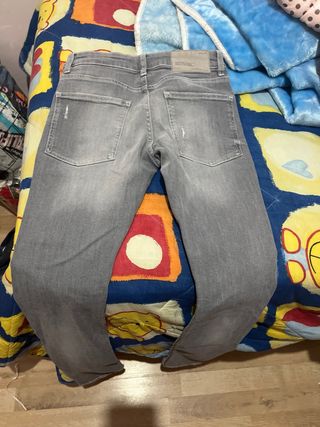 Pantalón vaquero gris desgastado