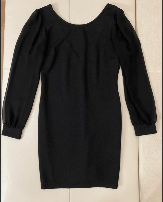 Vestido negro manga abullonada