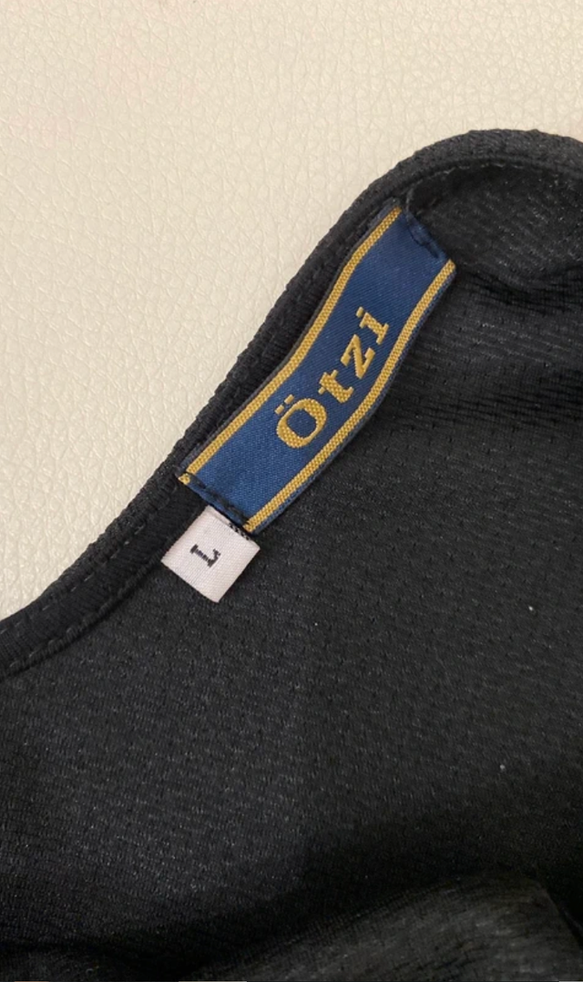 Vestido negro manga abullonada