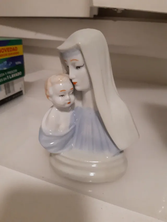 Figura Vorgen Cerámica Virgen y Niño 13cm x 8