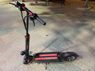 Patinete Eléctrico Negro y Rojo