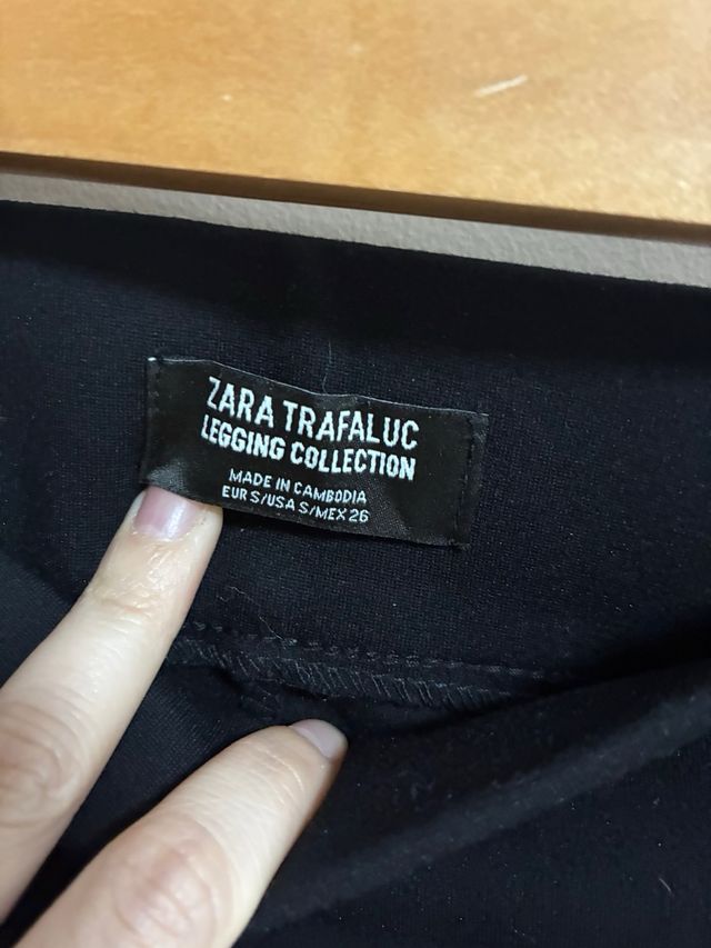 Zara Trafaluc Leggings Negros con Raya Roja