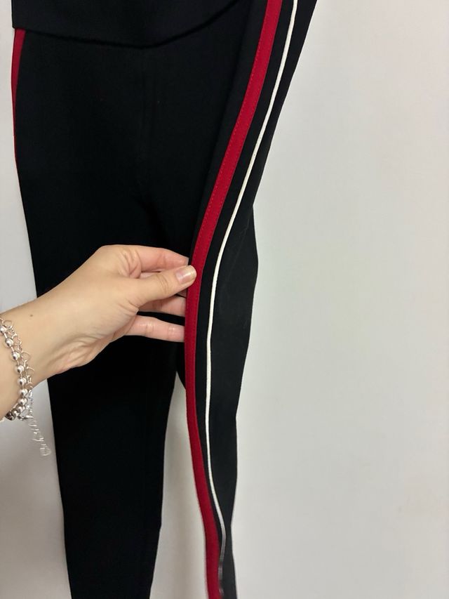 Zara Trafaluc Leggings Negros con Raya Roja