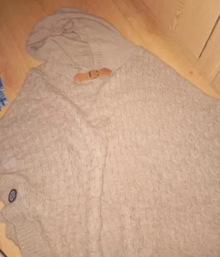 Poncho Beige con Capucha y Hebilla